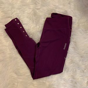 WOMEN’S REEBOK PLAYDRY purple leggings. Med. Bilateral 5 snaps bottom a…